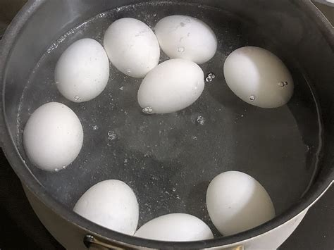 should eggs float when boiling